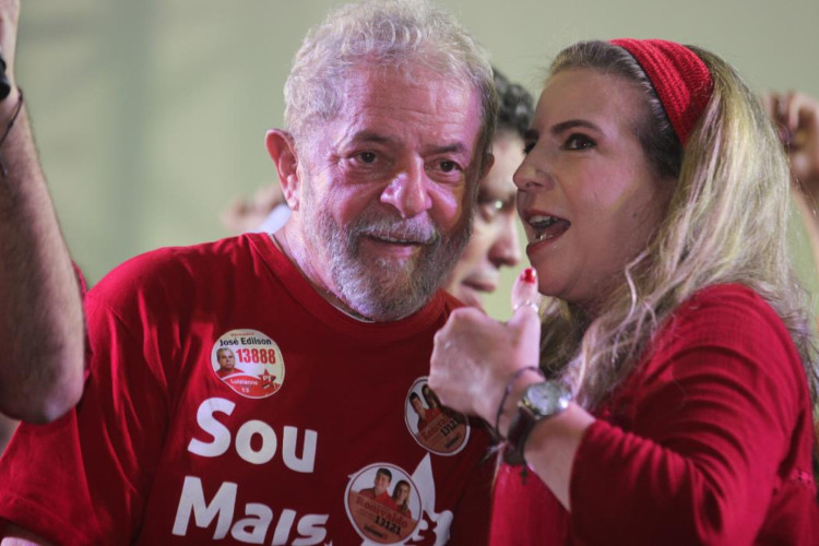 
Lula, ex-presidente da República conversa com Luizianne Lins, deputada federal e candidata à prefeita. Lula, àquele ano ex-presidente do Brasil, participou de campanha do PT durante visita ao Ceará.