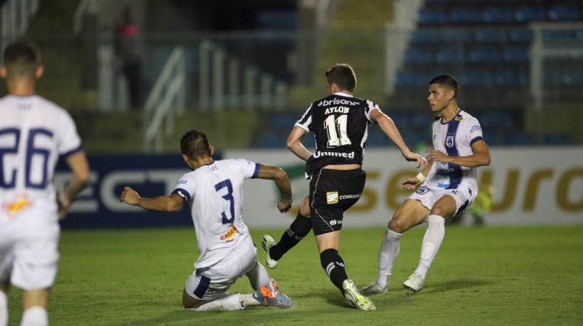 FORTALEZA, CEARÁ, BRASIL, 21.01.2024: Aylon, jogador do Ceará comemora gol no Jogo pelo campeonato cearense de futebol, Maracanã vs Ceará. estádio Presidente Vargas.