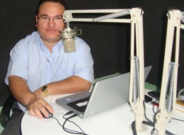 Gleydson Carvalho foi assassinado enquanto apresentava seu programa de rádio em 2015, em Camocim 