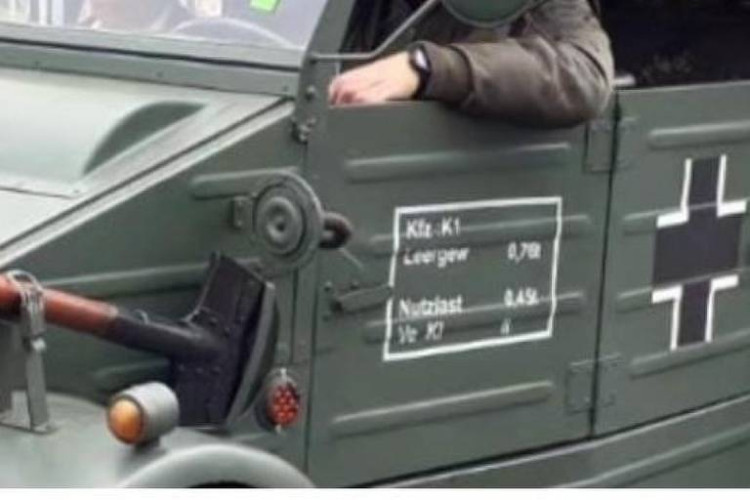 Suposto veículo utilizado no desfile cívico de Curitiba, em 2023