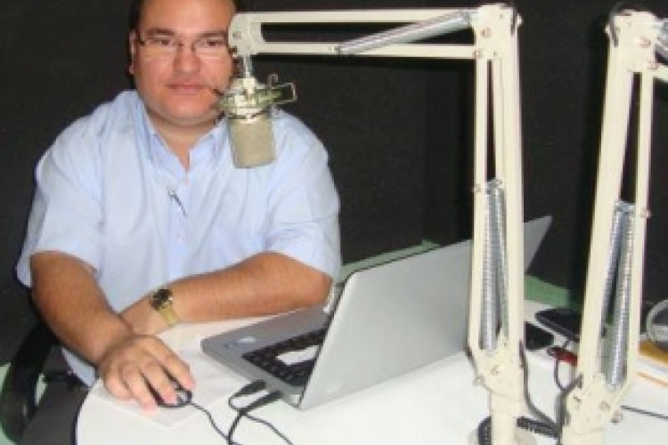 Gleydson Carvalho foi assassinado enquanto apresentava seu programa de rádio em 2015, em Camocim