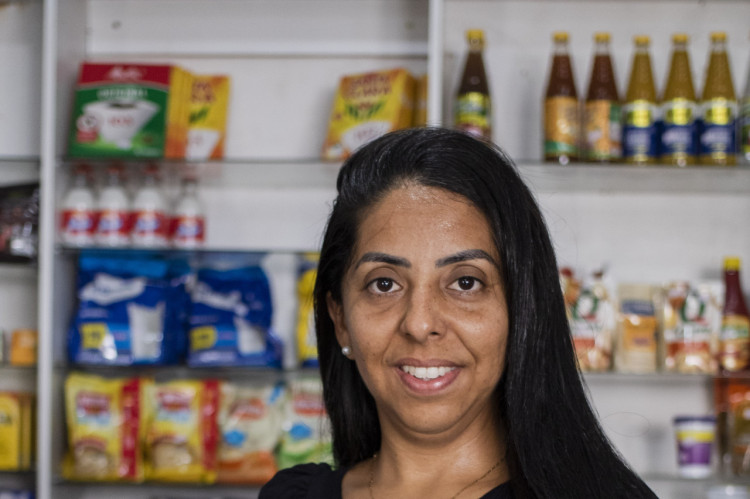 Camila Lemos faz pesquisas de preços antes de comprar