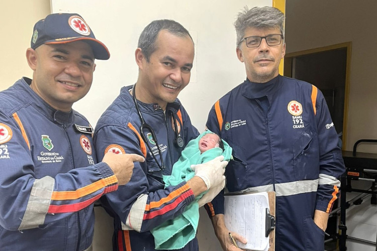 Condutor-socorrista , médico e o enfermeiro junto com o bebê no qual realizam primeiro parto dentro de ambulância



