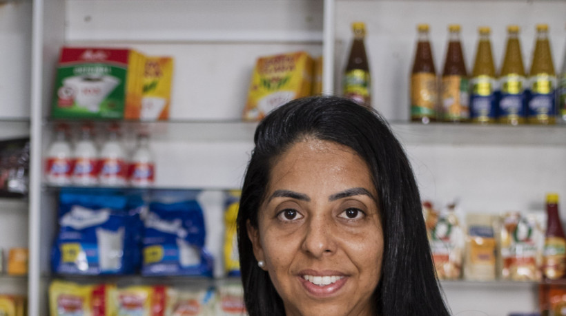 FORTALEZA, CEARÁ, BRASIL, 23-01-2024: Preço comparado das mercadorias em supermercados. Na foto, Camila Lemos, empreededora resposável por um mercadinho no bairro Benfica. (Foto: Fernanda Barros/ O Povo) (Foto: FERNANDA BARROS)