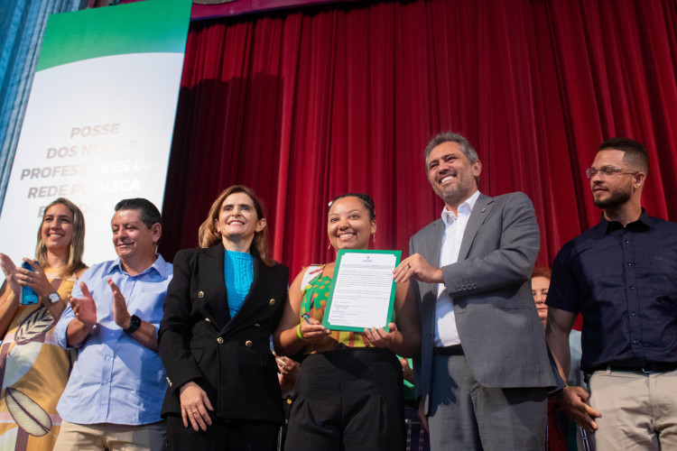 Governador Elmano de Freitas e secretária da Educação Eliana Estrela empossam 635 professores da rede pública estadual, no Theatro José de Alencar