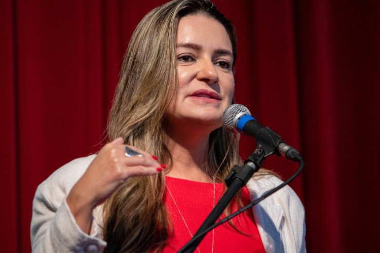 Senadora Augusta Brito (PT) pretende mudar de domicílio eleitoral