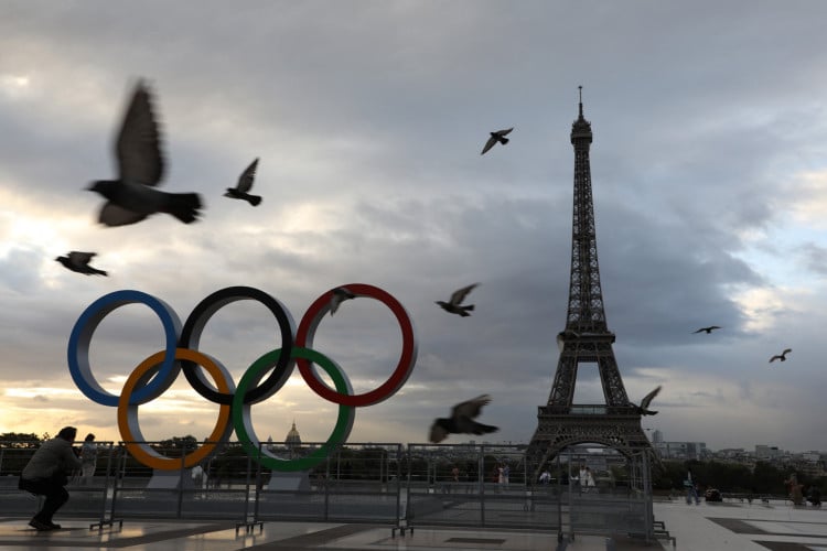 Anéis olímpicos em Paris, na França, sede das Olimpíadas de 2024, próximo à Torre Eiffel