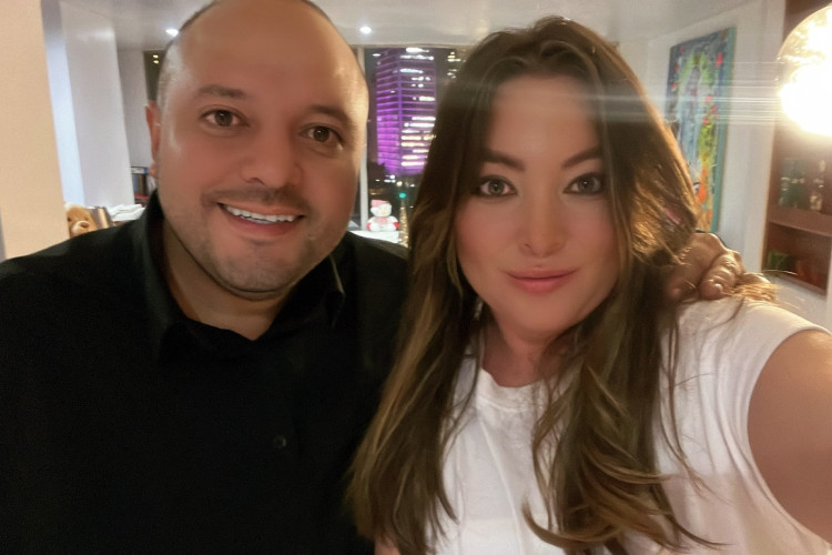 Confira a história de amor entre uma influenciadora da direita e um ex-guerrilheiro da Farc