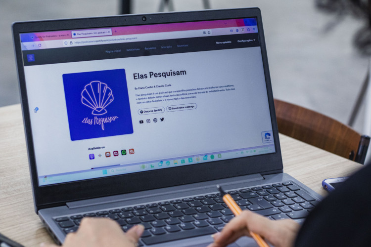 FORTALEZA, CEARÁ, BRASIL, 24-01-2024: Mulheres que falam sobre política. Na foto, a pesquisadora e doutoranda da UFC, Cláudia Costa. Ela fala sobre política em suas redes sociais e podcast. (Foto: Fernanda Barros/ O Povo)