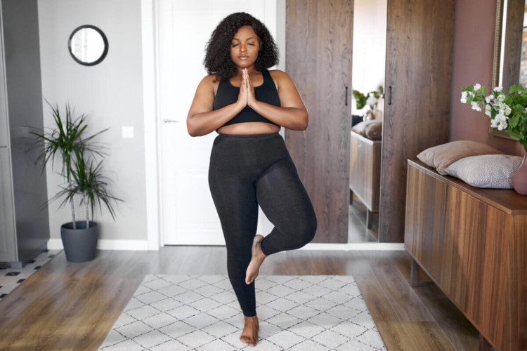 A prática de yoga ajuda a harmonizar o corpo e a respiração (Imagem: Roman Chazov | Shutterstock)