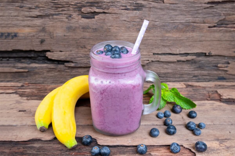 Shake de mirtilo com banana (Imagem: Amguy13 | Shutterstock)