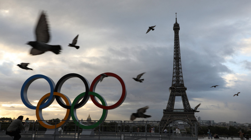 Anéis olímpicos em Paris, na França, sede das Olimpíadas de 2024, próximo à Torre Eiffel 