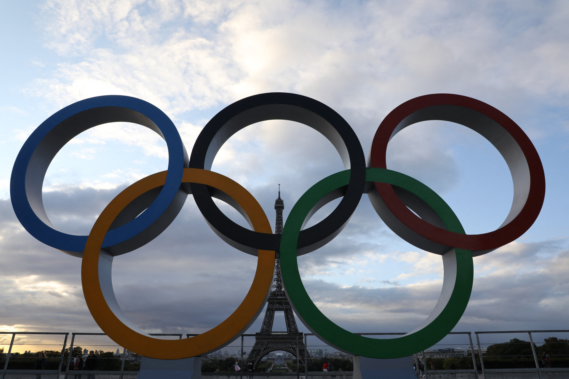 Anéis olímpicos em Paris, na França, sede das Olimpíadas de 2024, próximo à Torre Eiffel (Foto: LUDOVIC MARIN / AFP)