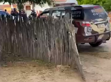 Polícias Civil e Militar fazem buscas pelo suspeito do triplo homicídio na Zona Rural de Limoeiro do Norte 