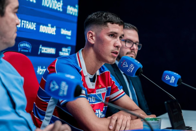 Tomás Cardona em apresentação oficial no Fortaleza