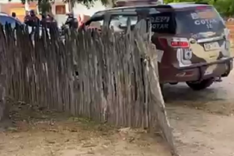 Polícias Civil e Militar fazem buscas pelo suspeito do triplo homicídio na Zona Rural de Limoeiro do Norte