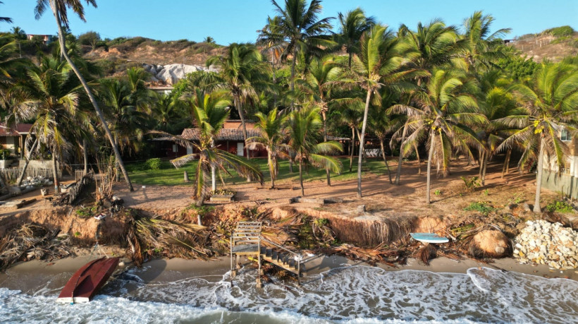 ￼EROSÃO afeta a Praia da Peroba, em Icapuí