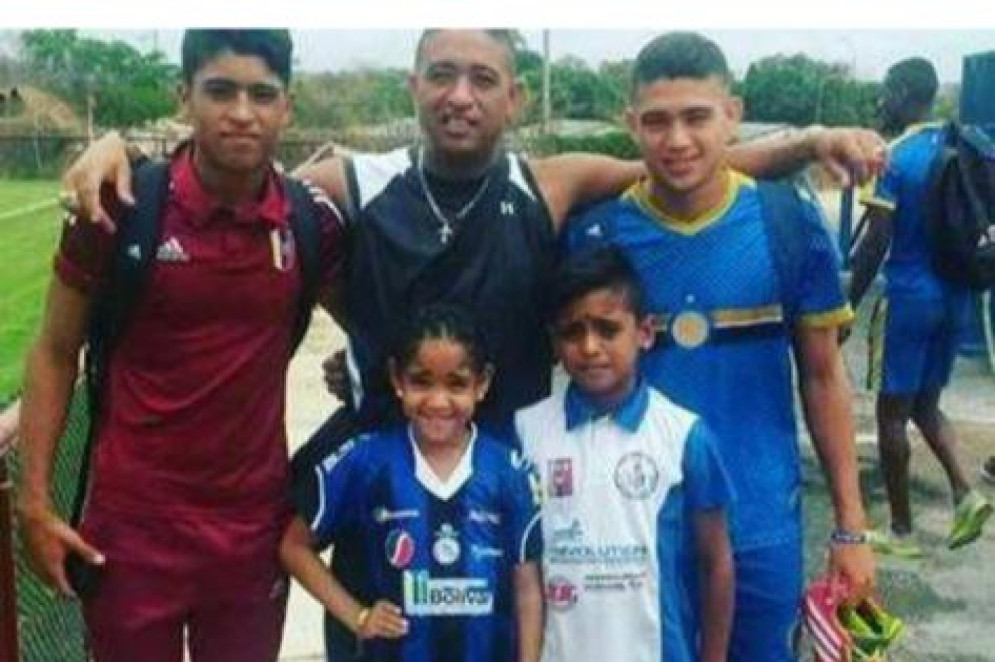 Kervin (de branco) tem quatro irm&atilde;os. Todos passaram por alguma divis&atilde;o das categorias de base, mas apenas kervin segue no profissional. Seu pai foi treinador de todos(Foto: Acervo pessoal/Mario Andrade)