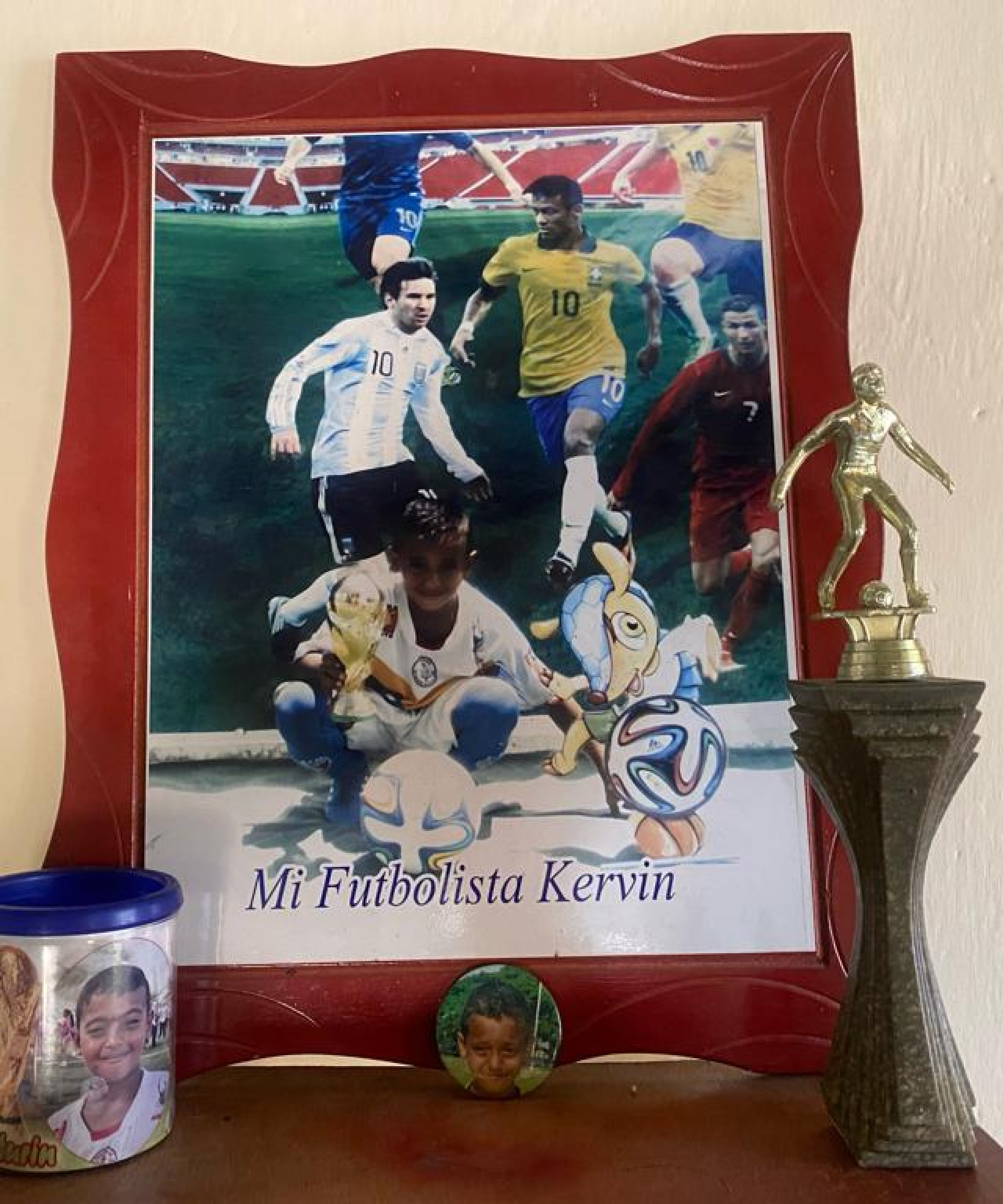 Na inf&acirc;ncia, Kervin j&aacute; era f&atilde; do futebol brasileiro, especialmente de Neymar, mas carrega Messi como maior &iacute;dolo, ainda que goste de Cristiano Ronaldo(Foto: Acervo pessoal/Mario Andrade)