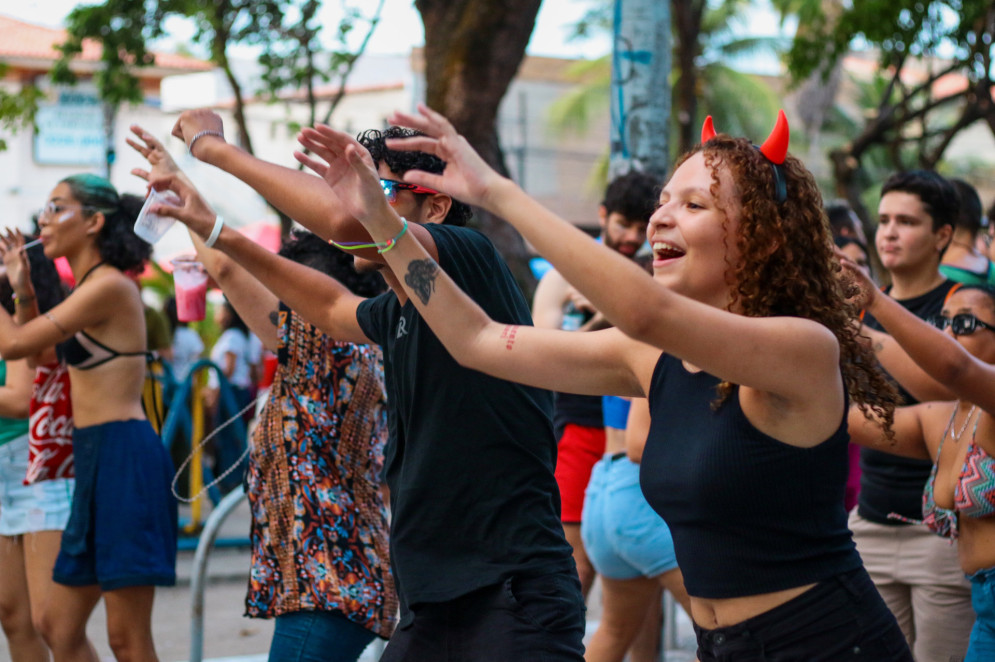 Procure playlists com hits de Carnavais passados e dance muito




