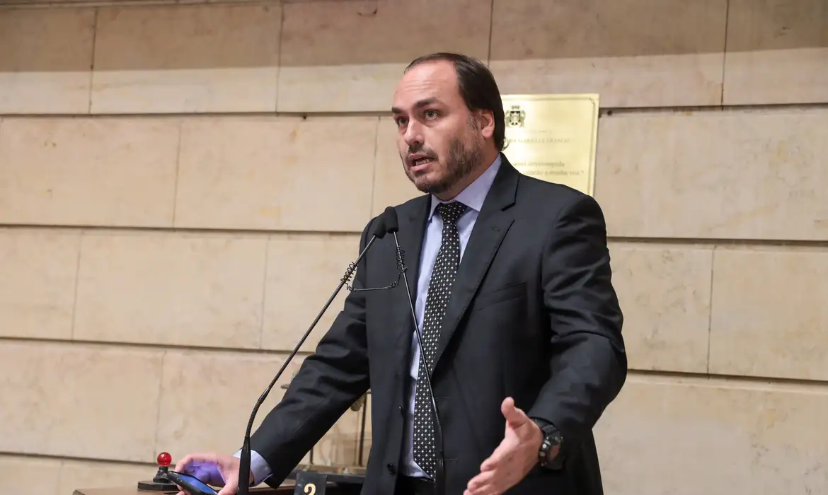 Carlos usava assessores para obter informações da Abin, diz PF 