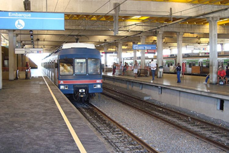 Idoso caiu de escada rolante ao se esquivar de multidão no metrô de Recife (Imagem de apoio ilustrativo). 