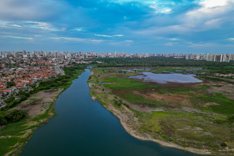 FORTALEZA-CE, BRASIL, 29-01-2023: Bairro Aerolandia. Extensões e tensõesque percorrem a cidade com o Rio do Cocó.  (Foto: Aurélio Alves/O Povo)