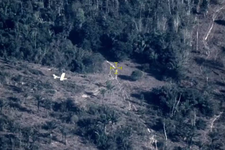 Avião foi interceptado e piloto descumpriu ordens da FAB. Agentes chegaram a atirar duas vezes para alertá-lo