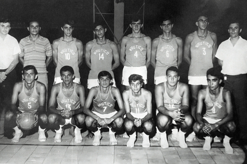Além de futebol, Tales foi da equipe de basquete do Naútico(Foto: Arquivo pessoal Tales de Sá Cavalcante)