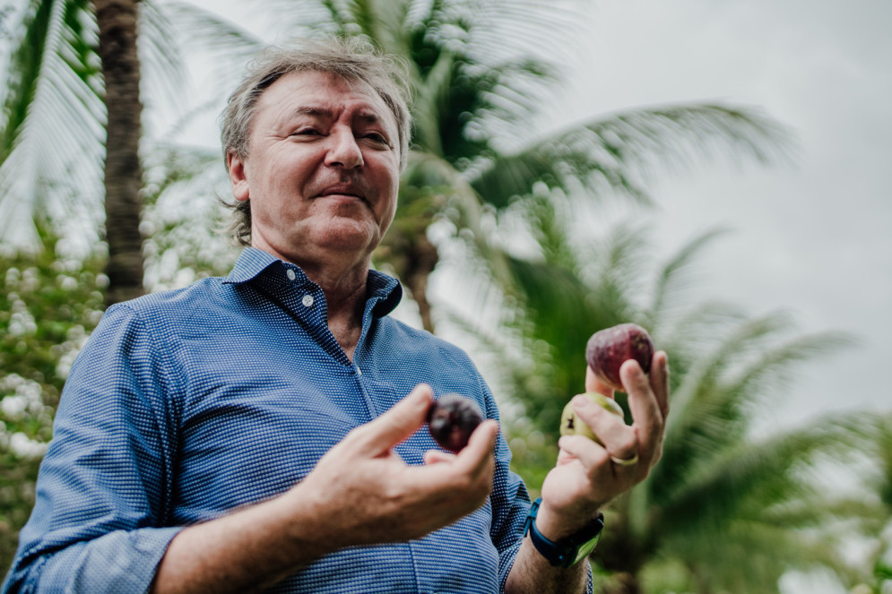 Em seu sítio cultiva pessoalmente muitas espécies de frutas e flores. Herança que recebeu dos pais e dos avós em São Benedito(Foto: Anderson Gama)