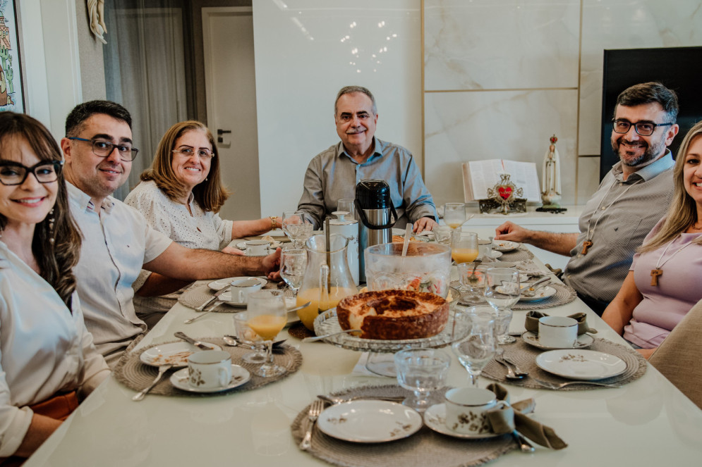 Antes das refeições, Assis Cavalcante e a família oram em gratidão a mais um momento juntos(Foto: Anderson Gama)