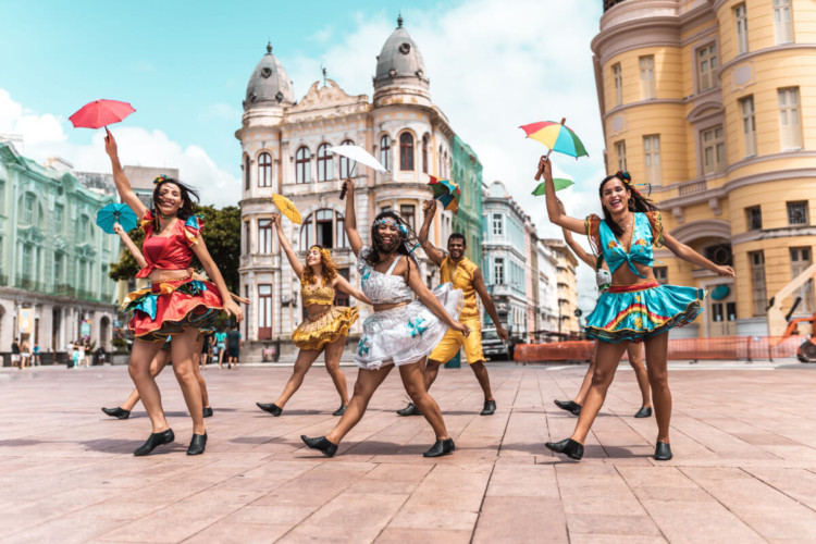 O Carnaval de Olinda é uma das festas mais tradicionais do país (Imagem: Brastock | Shutterstock) - Portal EdiCase