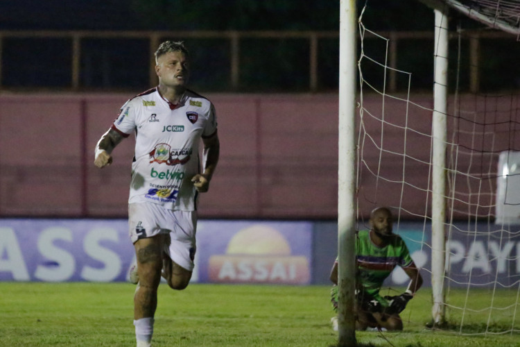 Atacante Romário comemora gol no jogo Caucaia x Barbalha, no Estádio Raimundão, pelo Campeonato Cearense 2024