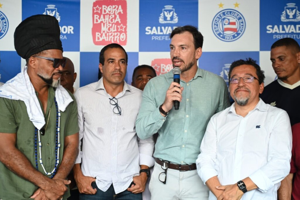 Carlinhos Brown, Bruno Reis, prefeito de Salvador, e Emerson Ferretti, presidente do Bahia, no lançamento do programa Bora Bahêa Meu Bairro(Foto: Betto Jr./ Secom PMS)