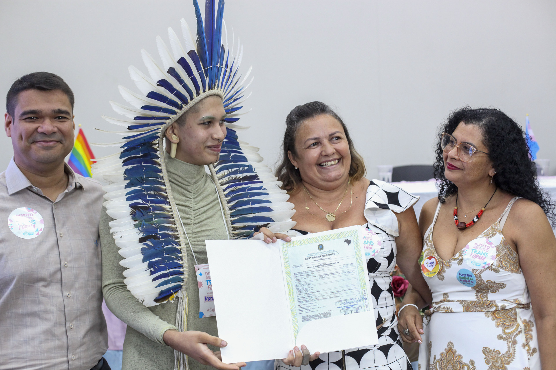 CAUCAIA, CEARÁ, BRASIL, 31.01.2024: Mainumy Pereira e sua mãe, Marenilda Pereira. Cerimônia de entrega das certidões de nascimento retificadas de 46 pessoas trans e travestis