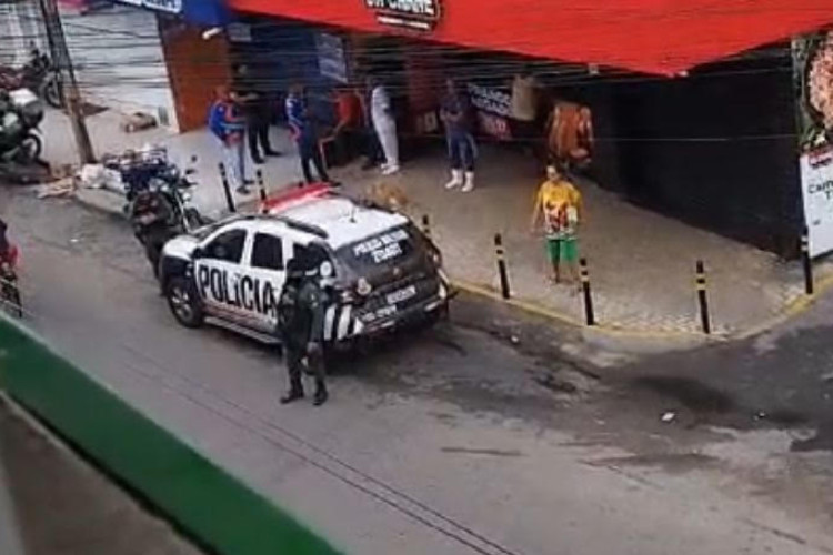 Parte dos comércios no Grande Pirambu permaneceram fechados durante a manhã, conforme O POVO apurou