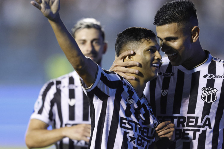 Erick Pulga e David Ricardo comemoram gol no jogo Ceará x Atlético-CE, no PV, pelo Campeonato Cearense 2024