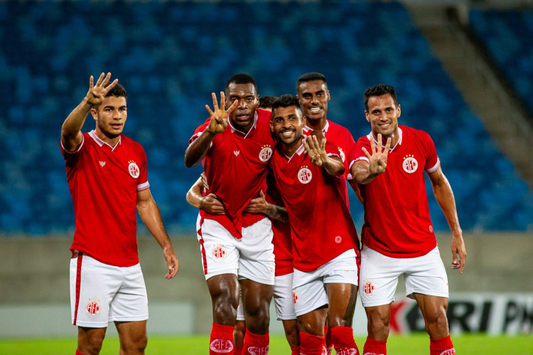 Jogadores do América-RN comemoram gol contra o Globo-RN pelo Campeonato Potiguar