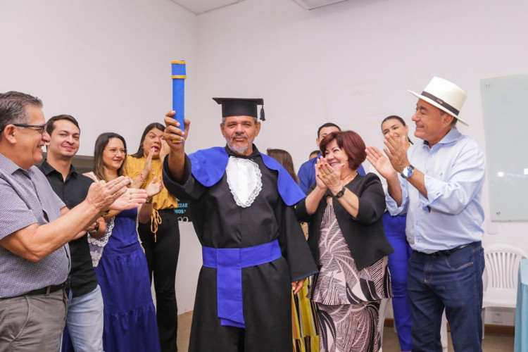 Homem de 56 anos em situação de rua conquista diploma do ensino fundamental