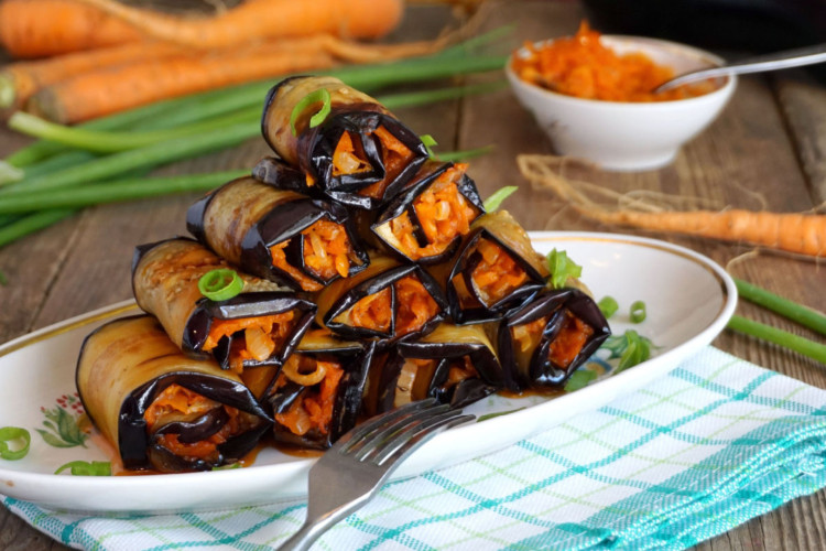 Rolinho de berinjela com cenoura (Imagem: Iuliia Kochenkova | Shutterstock)