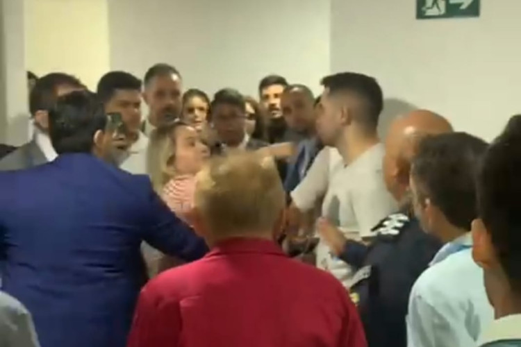 Momento da agressão da vereadora Ana Paula (PDT) ao suplente de vereador, Juninho (UB)