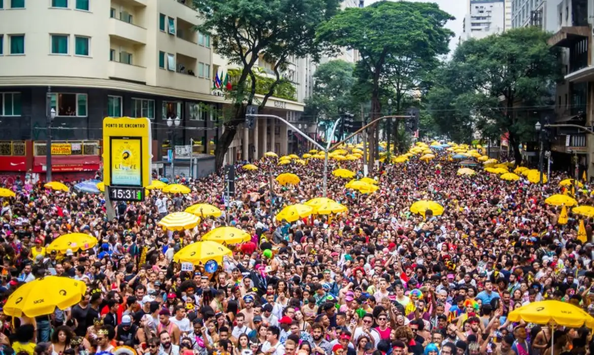 Foliões em bloco de Carnaval em São Paulo  