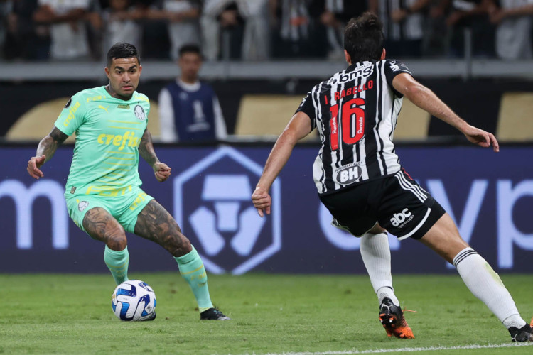 O jogador Dudu, da SE Palmeiras, disputa bola com o jogador do C Atlético Mineiro, durante partida válida pela oitava de final, ida, da Copa Libertadores, no Estádio Mineirão 