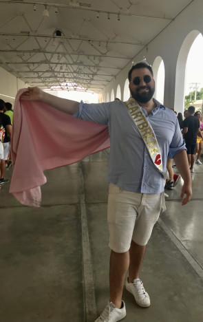 Pedro Pinheiro resolveu homenagear Taylor Swift no último sábado de pré-Carnaval de fortaleza