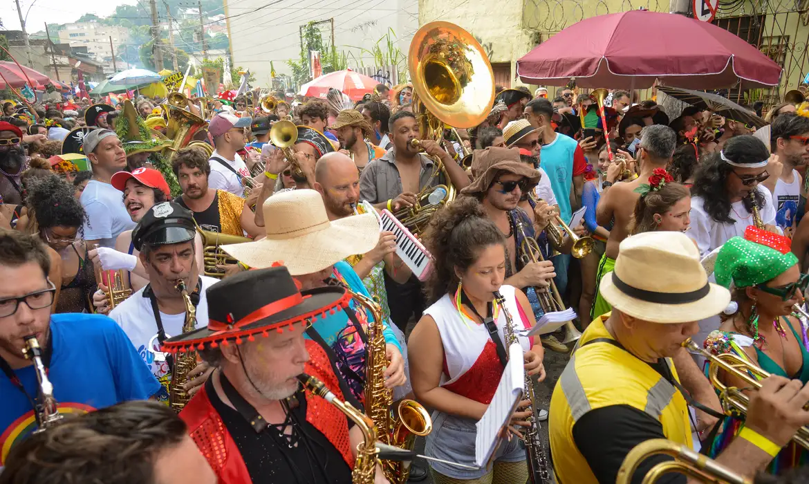 Foliões em bloco de Carnaval no Rio de Janeiro 