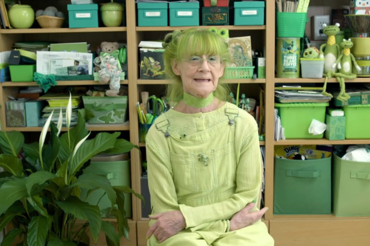 Aos 83 anos, Elisabeth Sweetheart usa apenas a cor verde em seu dia a dia