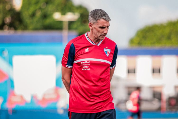 Técnico Vojvoda em treino do Fortaleza no Centro de Excelência Alcides Santos, no Pici
