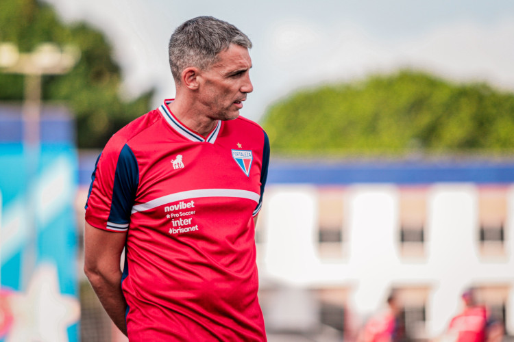 Técnico Vojvoda em treino do Fortaleza no Centro de Excelência Alcides Santos, no Pici