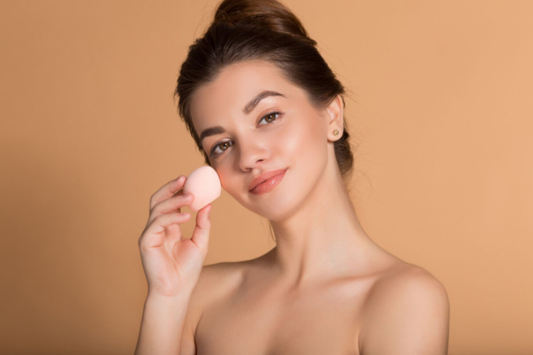 Cirurgia plástica na adolescência não deve ser fruto de um ato impulsivo (Imagem: PonomarenkoNataly | ShutterStock)