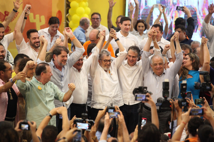 Senador Cid Gomes, ex-governadora Izolda Cela e 40 prefeitos se filiaram ao PSB em 4 de fevereiro